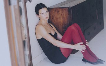 H KENDALL JENNER ΕΠΙΛΕΓΕΙ RED TIGHTS